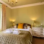 Oakfold House 4*