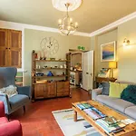 Oakfold House 4*