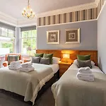 Oakfold House 4*