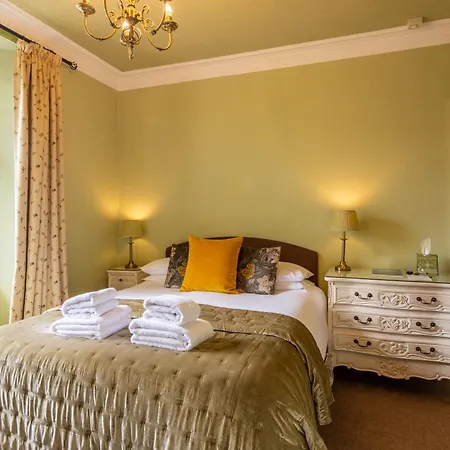 Oakfold House 4*