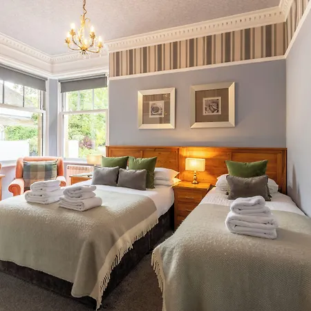 Oakfold House 4*