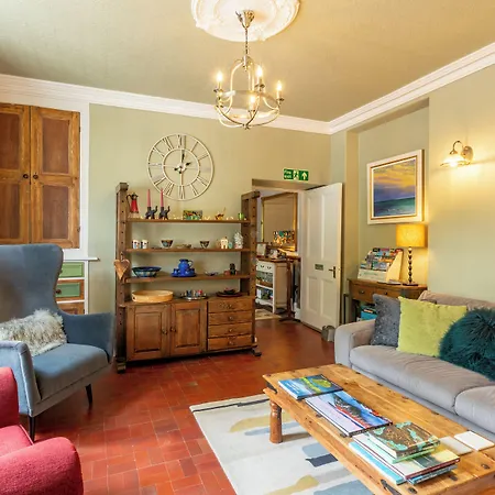 Oakfold House 4*