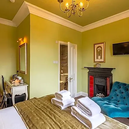 Oakfold House 4*