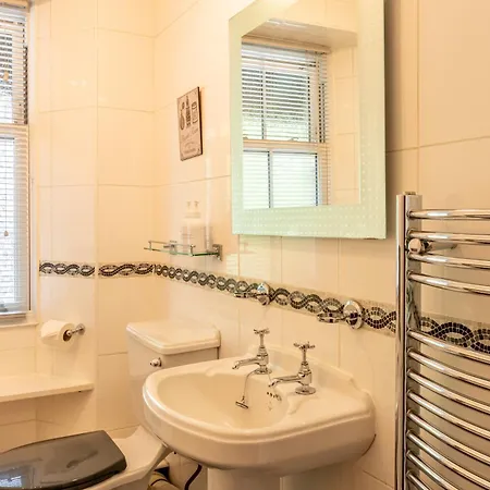Oakfold House Guest house 4*